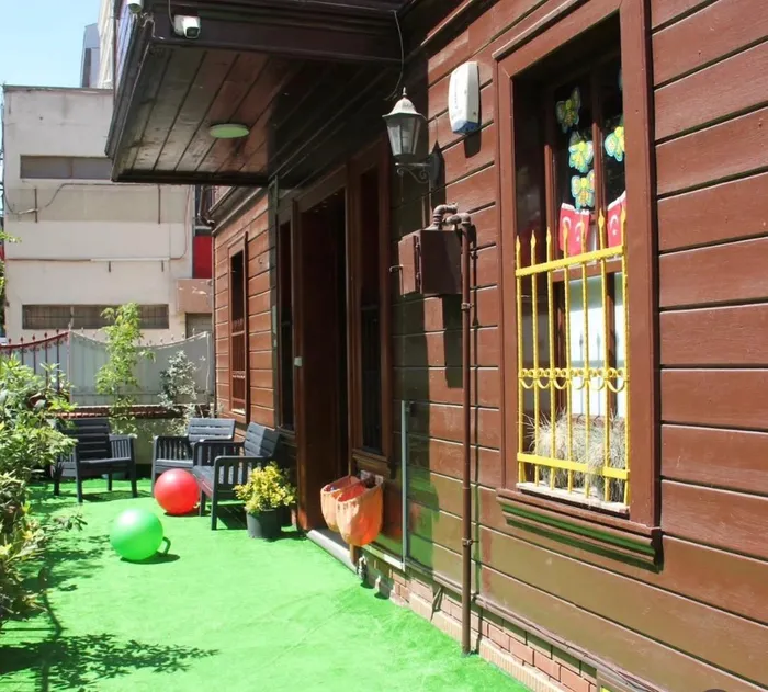 Köşk yanındaki oyun alanı