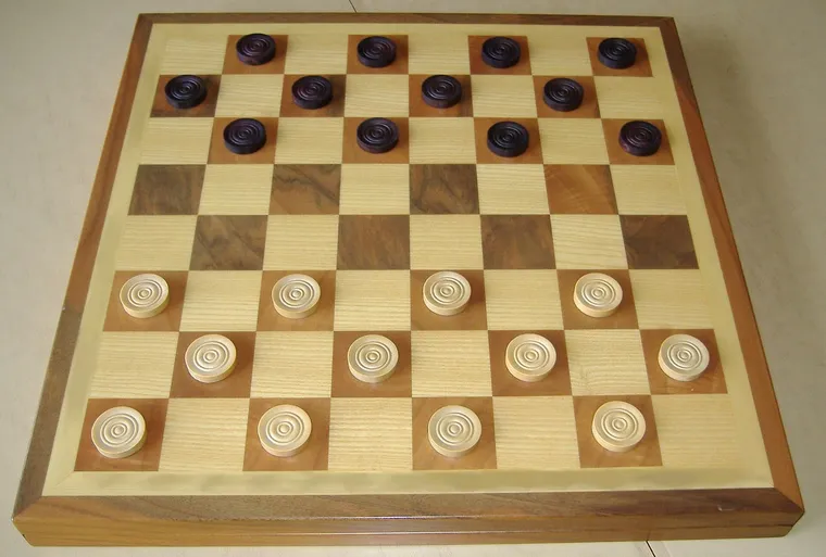 Açılış dizilimiyle hazır duran ahşap dama tahtası ve taşları