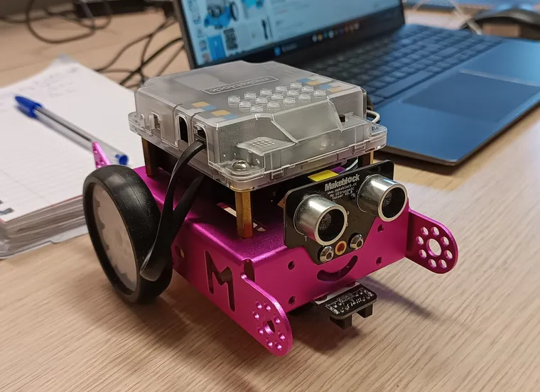 Çocuklar için tasarlanmış, tekerlekli ve renkli küçük bir kodlama robotu