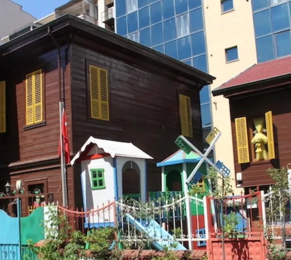 İki köşk ve bahçe