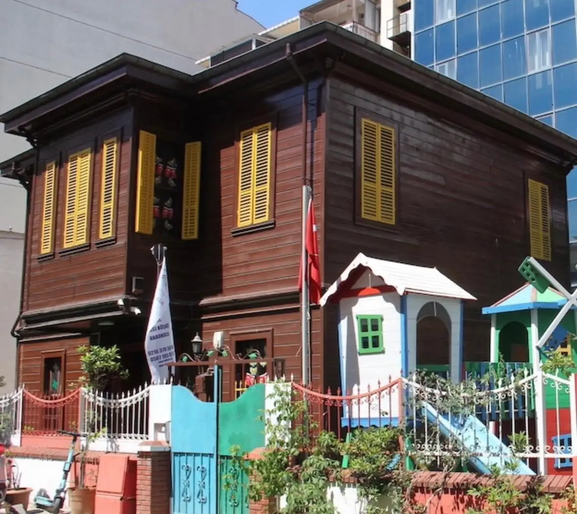 Bilkem Bilgi Köşkü Anaokulu'nun bahçe içindeki ahşap köşkü