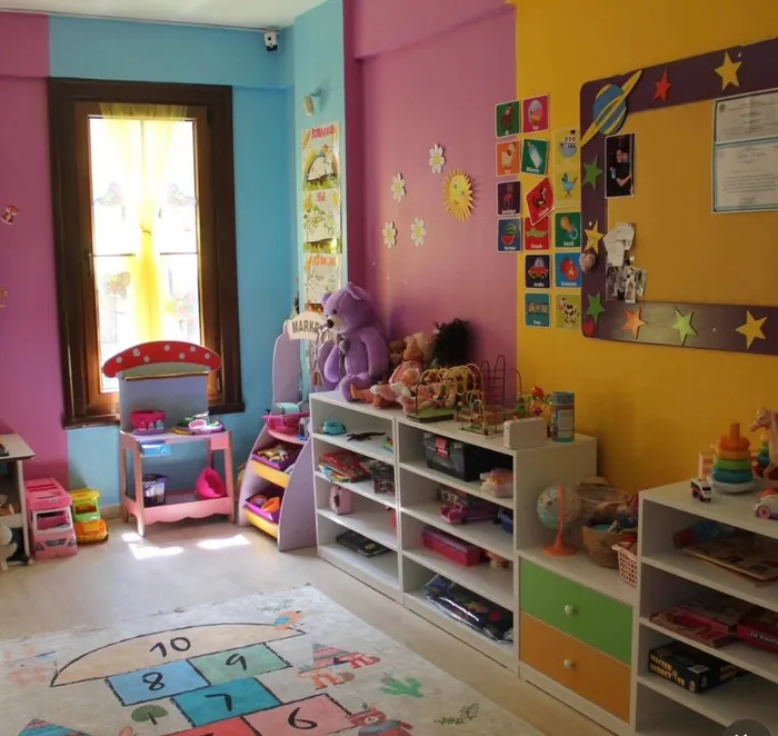 Oyuncak ve kitap rafları